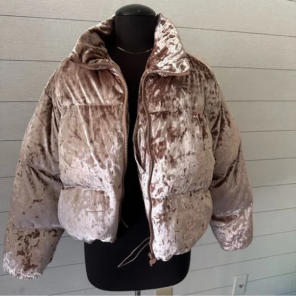 Fabletics NWT Wander Crushed Velour Cropped Puffer Jacket Large - Picture 3 of 6